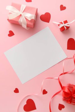 Boş kartlı kompozisyon ve pembe arkaplanda Sevgililer Günü için hediyeler