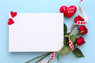 Renkli arka planda kırmızı gül çiçekleri ve boş kartla kompozisyon. Sevgililer Günü kutlaması