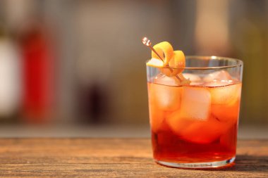 Bulanık arka planda bir bardak lezzetli Negroni kokteyli.
