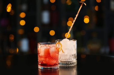 Bulanık arka planda bir bardak lezzetli Negroni kokteyli.