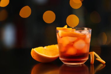 Bulanık arka planda bir bardak lezzetli Negroni kokteyli.