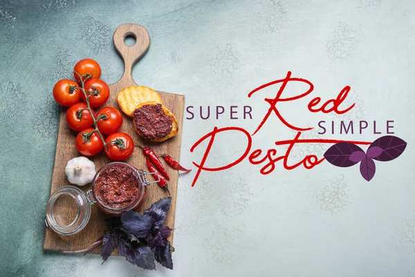 Tavola Legno Con Barattolo Gustosa Salsa Pesto Rosso Ingredienti Sfondo — Foto Stock