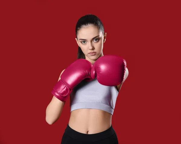 Deportiva Joven Guantes Boxeo Sobre Fondo Rojo — Foto de Stock