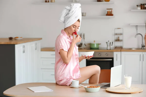 Hübsche Junge Frau Isst Erdbeere Küche Nach Der Dusche — Stockfoto