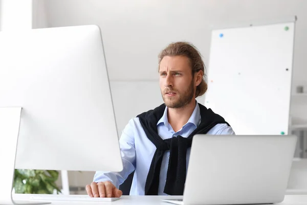 Mannelijke Programmeur Aan Het Werk — Stockfoto