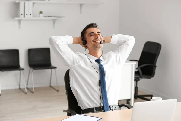 Consultor Masculino Call Center Com Fone Ouvido Relaxante Escritório — Fotografia de Stock