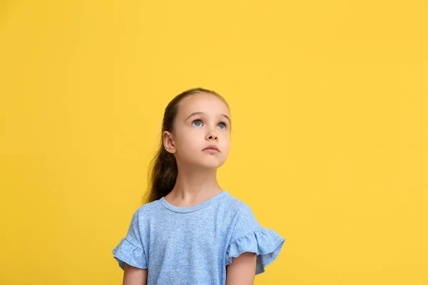 Ritratto Graziosa Bambina Sfondo Giallo — Foto Stock