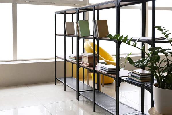Stilvolles Wohnzimmer Mit Modernem Bücherregal — Stockfoto