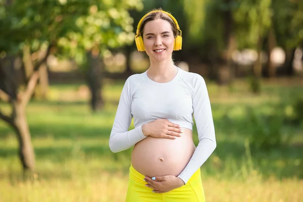 Sporty Young Pregnant Woman Headphones Park — Stock Photo, Image