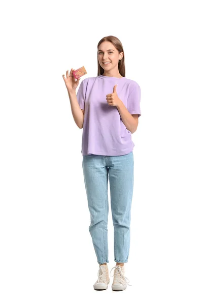Mooie Jonge Vrouw Met Credit Card Tonen Duim Witte Achtergrond — Stockfoto