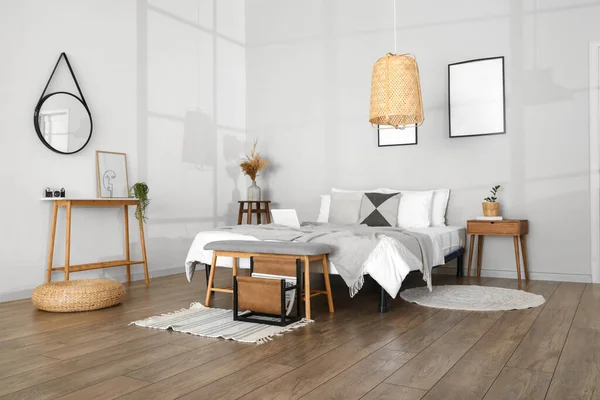 Elegante Banco Cerca Cama Cómoda Dormitorio Ligero — Foto de Stock