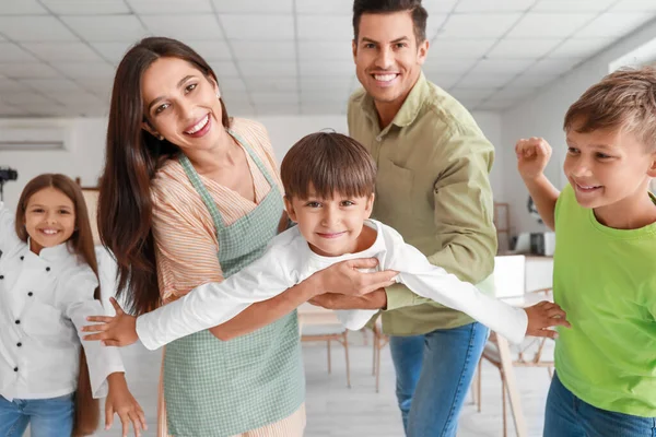 Retrato Família Feliz Casa — Fotografia de Stock