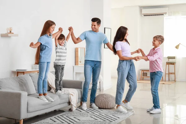 Felice Famiglia Che Balla Casa — Foto Stock