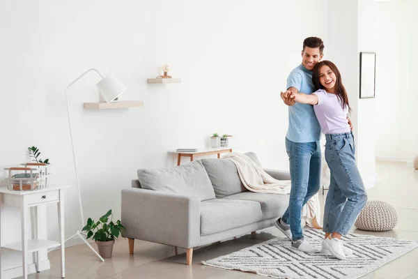 Feliz Pareja Joven Bailando Casa —  Fotos de Stock