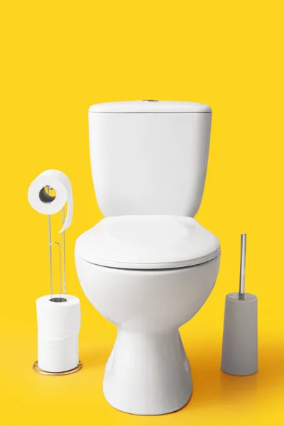 Toaletní Mísa Kartáč Držák Role Papíru Žlutém Pozadí — Stock fotografie