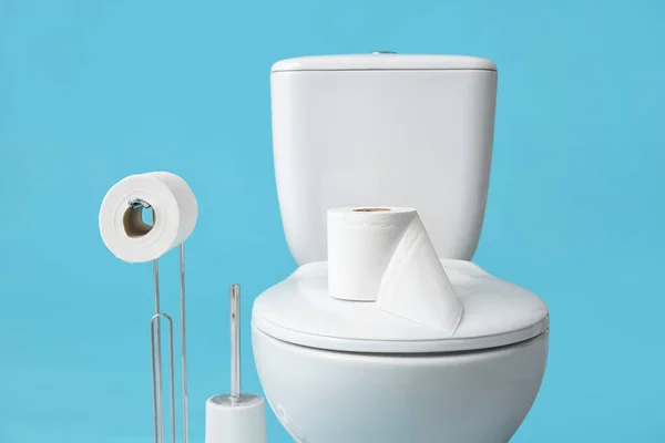 Houder Met Rollen Papier Toiletpot Borstel Blauwe Achtergrond — Stockfoto
