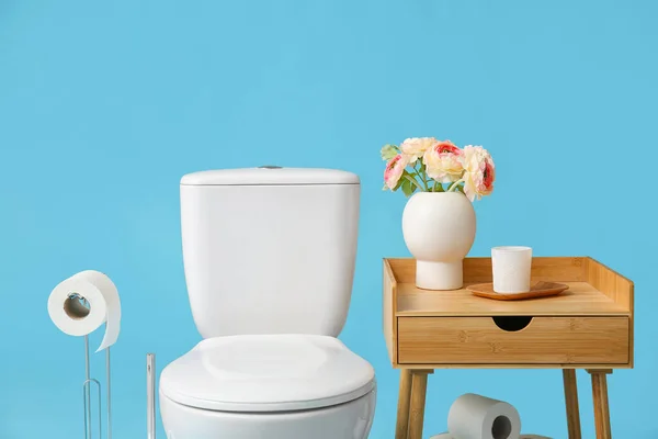 Halter Mit Papierrolle Toilettenschüssel Und Tisch Auf Blauem Hintergrund — Stockfoto
