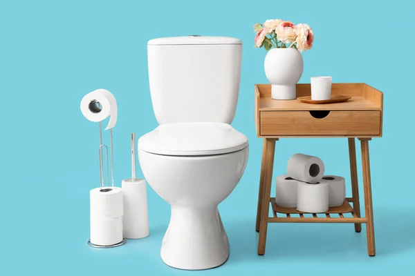 Toilettenschüssel Halter Mit Papierrollen Und Tisch Auf Blauem Hintergrund — Stockfoto