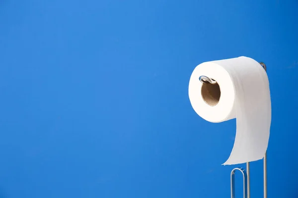 Halter Mit Rolle Aus Weichem Toilettenpapier Auf Blauem Hintergrund — Stockfoto