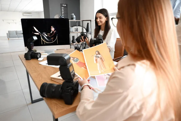Jeunes Photographes Pendant Les Cours Studio — Photo