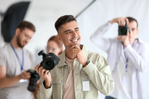 Fotógrafo Masculino Durante Las Clases Estudio — Foto de Stock