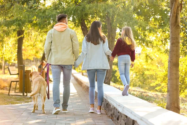 Γονείς Μικρή Κόρη Και Λαμπραντόρ Σκυλί Πόδια Στο Πάρκο — Φωτογραφία Αρχείου