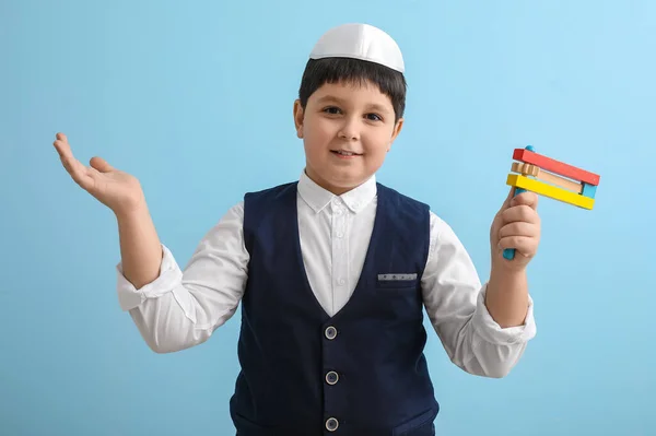 Μικρό Εβραϊκό Αγόρι Εκσκαφέα Για Διακοπές Πουρίμ Στο Φόντο Χρώμα — Φωτογραφία Αρχείου