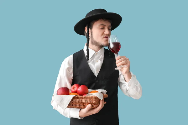 Jovem Judeu Com Frutas Cesta Copo Vinho Fundo Cinza — Fotografia de Stock