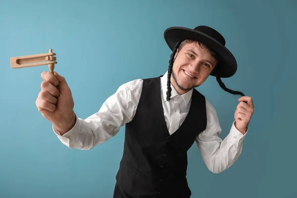 Jovem Judeu Com Gragger Para Férias Purim Fundo Cinza — Fotografia de Stock