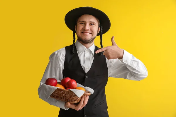 Jovem Homem Judeu Com Frutas Cesta Fundo Cor — Fotografia de Stock