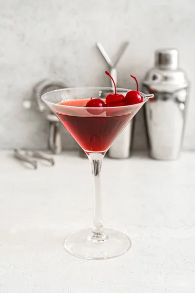 Glas Smakelijke Manhattan Cocktail Met Kersen Lichte Achtergrond — Stockfoto