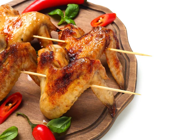 Wooden Board Grilled Chicken Wings Skewers White Background Closeup — Stock Photo, Image