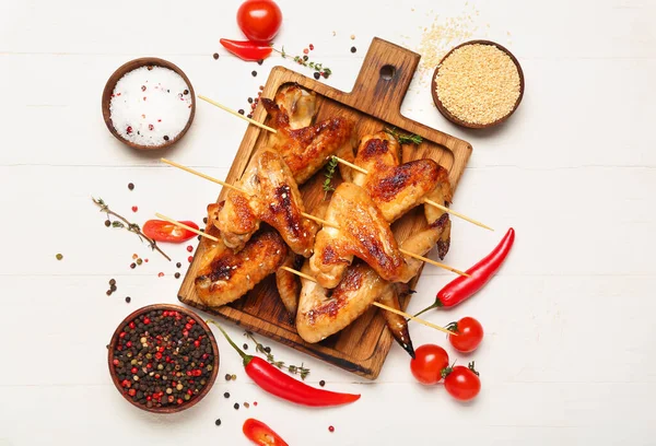 Wooden Board Grilled Chicken Wings Skewers White Wooden Background — Stock Photo, Image