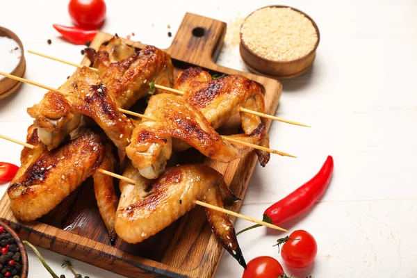 Wooden Board Grilled Chicken Wings Skewers White Wooden Background — Stock Photo, Image