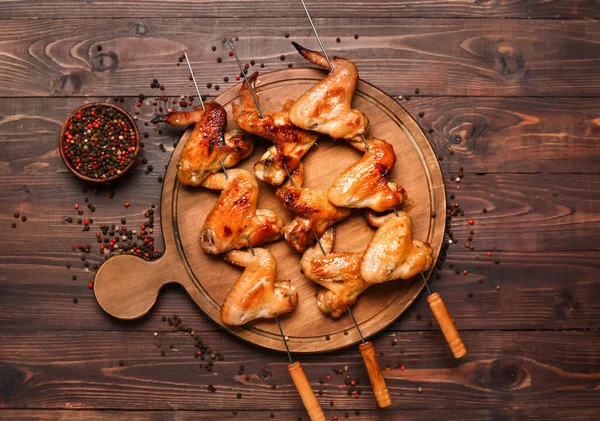 Board Grilled Chicken Wings Skewers Dark Wooden Background — Stock Photo, Image