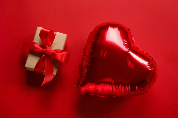 Balon Kształcie Serca Prezentem Walentynki Czerwonym Tle — Zdjęcie stockowe