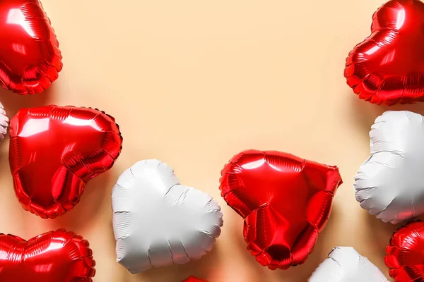 Bej Arkaplanda Sevgililer Günü Için Kalp Şeklinde Balonlar — Stok fotoğraf