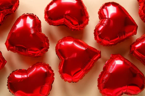 Bej Arkaplanda Sevgililer Günü Için Kalp Şeklinde Balonlar — Stok fotoğraf