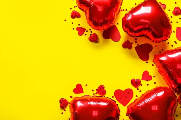 Sarı Arka Planda Sevgililer Günü Için Kalp Şeklinde Balonlar Konfeti — Stok fotoğraf
