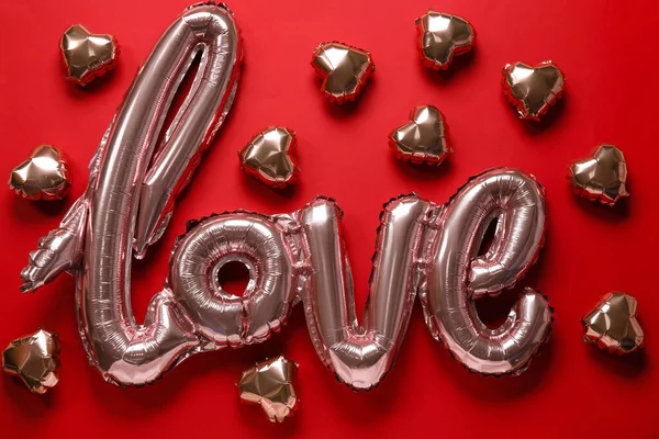 Komposition Mit Ballon Form Des Wortes Liebe Auf Rotem Hintergrund — Stockfoto