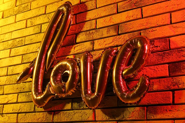 Balão Forma Palavra Amor Pendurado Parede Tijolo Cor Celebração Dia — Fotografia de Stock