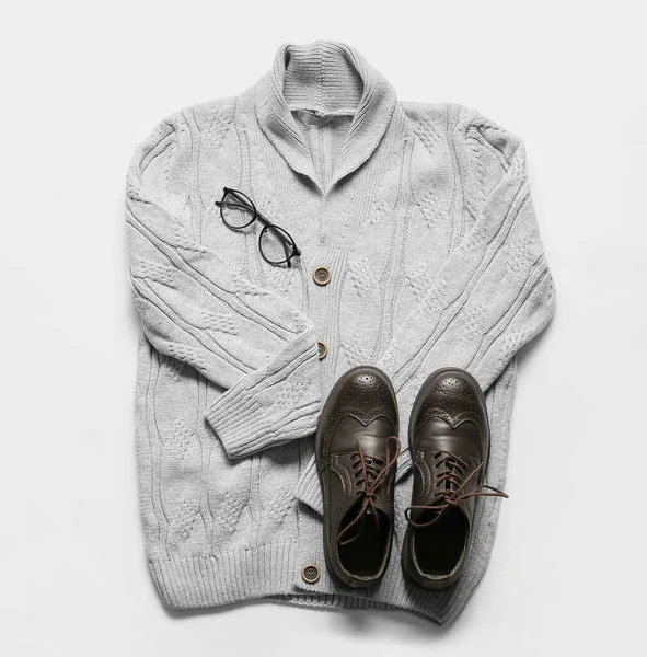 浅色背景的男性毛衣 眼镜和鞋子 — 图库照片