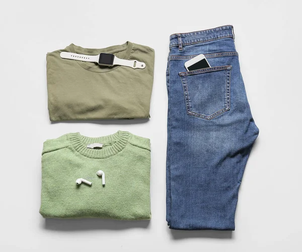 Mannelijke Truien Jeans Gadgets Lichte Achtergrond — Stockfoto