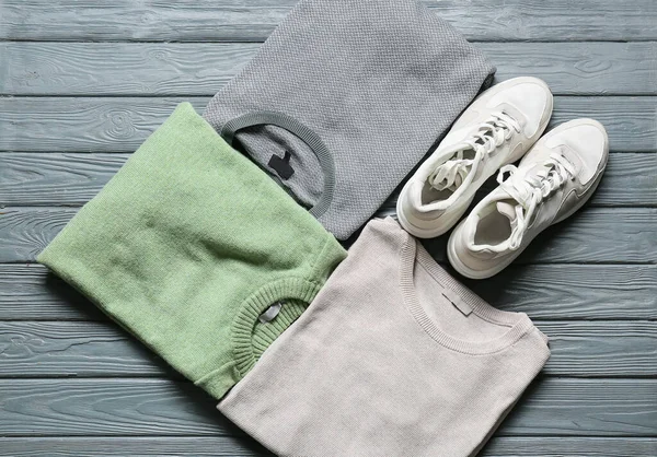Suéteres Zapatos Masculinos Sobre Fondo Madera Color —  Fotos de Stock