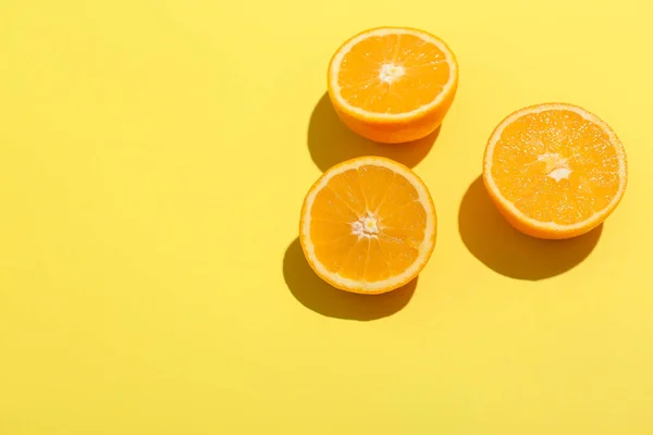 Свіжі Нарізані Апельсини Жовтому Фоні — стокове фото