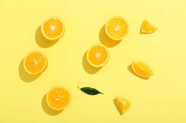 Fresh Cut Oranges Yellow Background — Stock Photo, Image