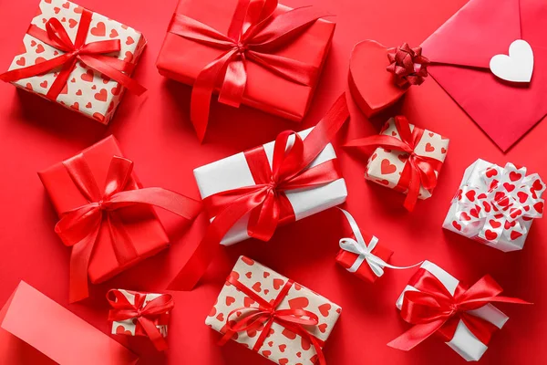 Muitas Caixas Presente Diferentes Fundo Vermelho Celebração Dia Dos Namorados — Fotografia de Stock