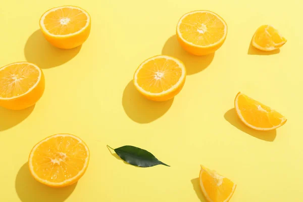 Oranges Fraîches Coupées Sur Fond Jaune — Photo