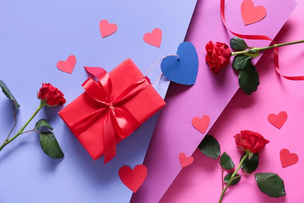 Σύνθεση Σαλονιού Κουτί Δώρου Και Όμορφα Τριαντάφυλλα Φόντο Χρώματος Γιορτή — Φωτογραφία Αρχείου
