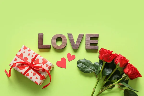 Подарочная Коробка Цветы Роз Слово Любовь Зеленом Фоне Празднование Дня — стоковое фото